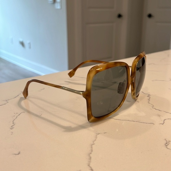 Fendi Oversize Brown tortoise color sunglasses - Picture 3 of 6